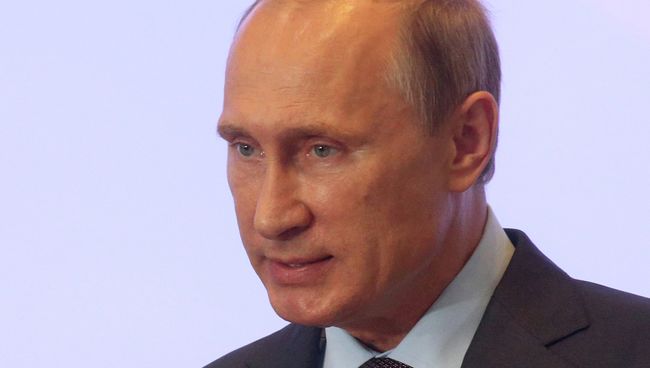 Президент РФ Владимир Путин выступает на встрече в Ялте с членами фракций политических партий Государственной Думы РФ