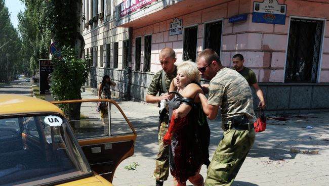 Женщине, пострадавшей во время обстрела Донецка, оказывают помощь
