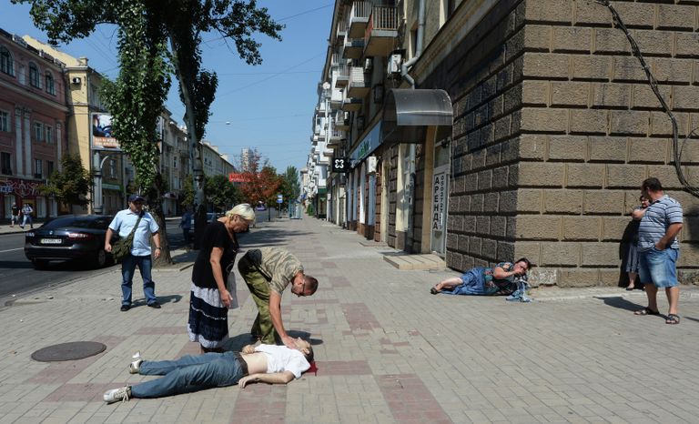 В результате обстрела в Донецке пострадали мирные жители В результате обстрела в Донецке пострадали мирные жители