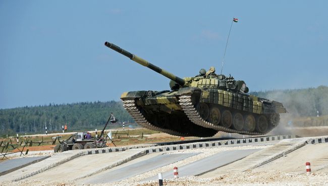 Экипаж из Индии на танке Т-72Б на чемпионате мира Танковый биатлон - 2014