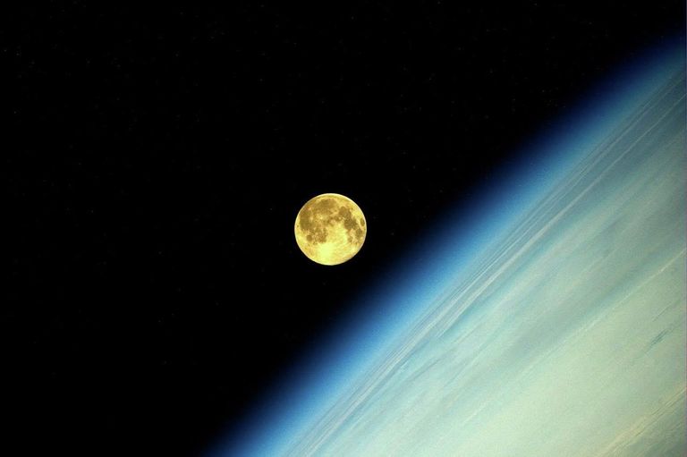 Фотография Луны во время суперлуния, сделанная космонавтом Олегом Артемьевым с МКС Фотография Луны во время суперлуния, сделанная космонавтом Олегом Артемьевым с МКС