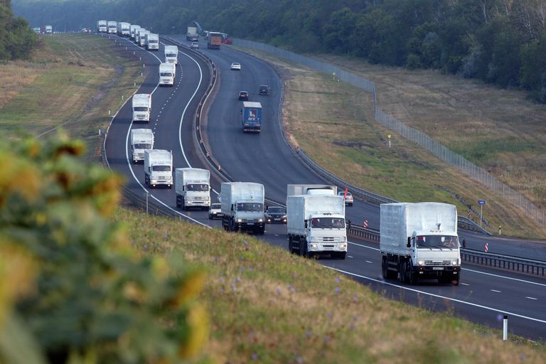 Конвой с российской гуманитарной помощью Украине продолжает движение Конвой с российской гуманитарной помощью Украине продолжает движение