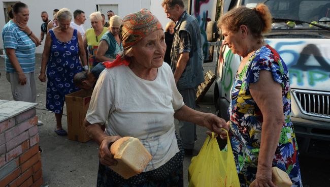 Жители Иловайска разбирают хлеб, привезенный ополченцами. Архив