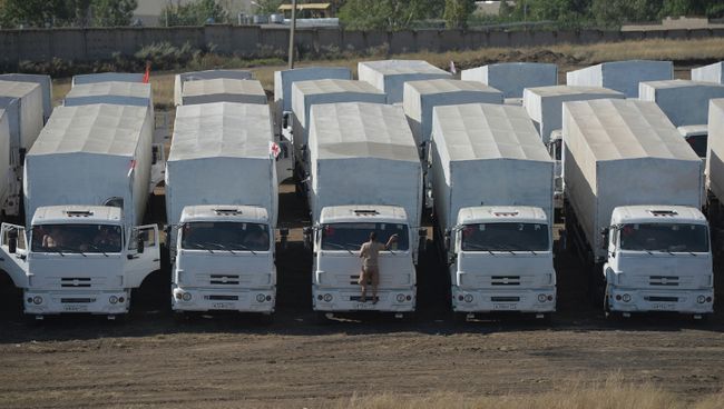 Колонна автомобилей КамАЗ с гуманитарной помощью на стоянке недалеко от города Каменск-Шахтинский Ростовской области Колонна автомобилей КамАЗ с гуманитарной помощью на стоянке недалеко от города Каменск-Шахтинский Ростовской области
