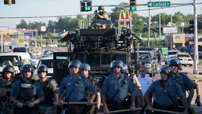 Полиция на улице города Фергюсон, США. Архивное фото