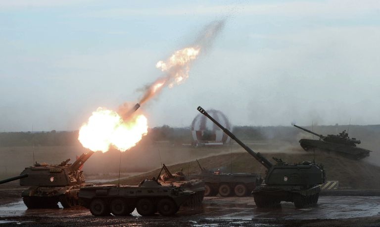 Динамичный показ образцов вооружения и военной техники во время демонстрационной программы на специально построенном полигоне, расположенном на территории международной выставки Оборонэкспо-2014 Динамичный показ образцов вооружения и военной техники во время демонстрационной программы на специально построенном полигоне, расположенном на территории международной выставки Оборонэкспо-2014