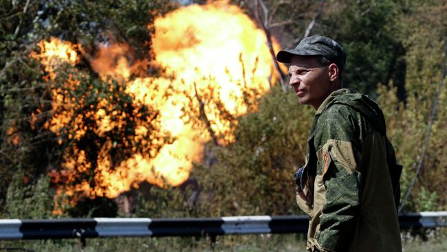 Боец народного ополчения возле газопровода. Архивное фото Боец народного ополчения возле газопровода. Архивное фото