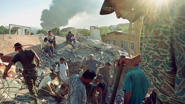 Последствия землетрясения в городе Измит в Турции. 18 августа 1999 Последствия землетрясения в городе Измит в Турции. 18 августа 1999