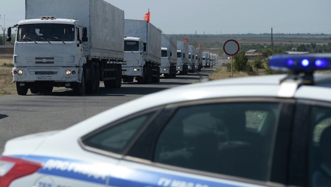 Первые КамАЗы с гуманитарной помощью из РФ прибыли к КПП на границе с Украиной