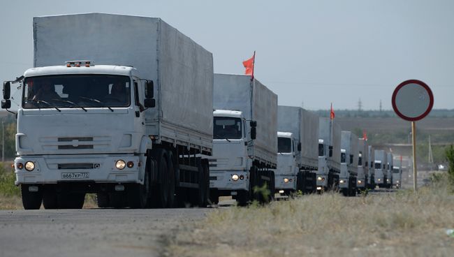 Первые КамАЗы с гуманитарной помощью из РФ прибыли к КПП на границе с Украиной