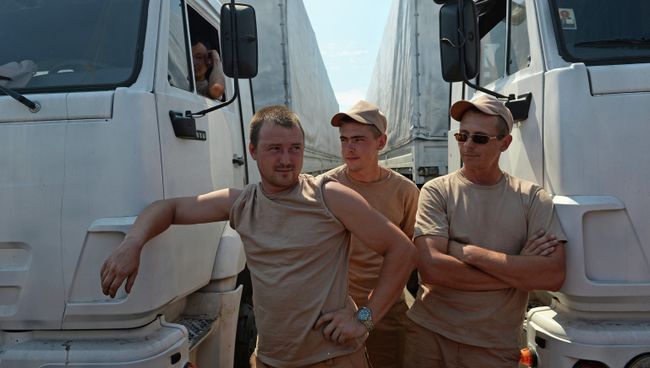 Водители КамАЗов из колонны с гуманитарной помощью из РФ для Украины