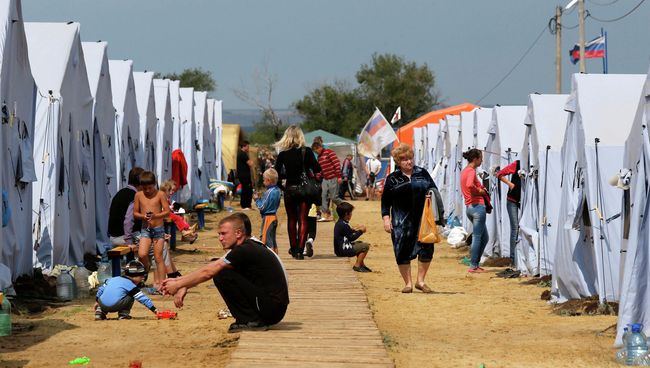 Беженцы во временном палаточном лагере в Ростовской области Беженцы во временном палаточном лагере в Ростовской области