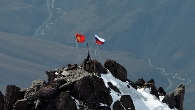 Киргизский и российский флаги на пике Владимира Путина в Тянь-Шане. Архивное фото Киргизский и российский флаги на пике Владимира Путина в Тянь-Шане. Архивное фото