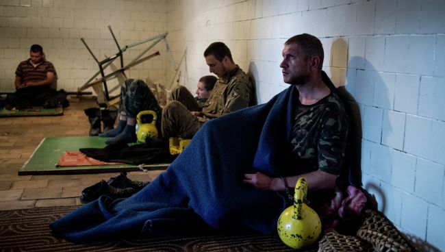 Пленные военнослужащие украинской армии в штабе ополчения в Луганске. Архивное фото