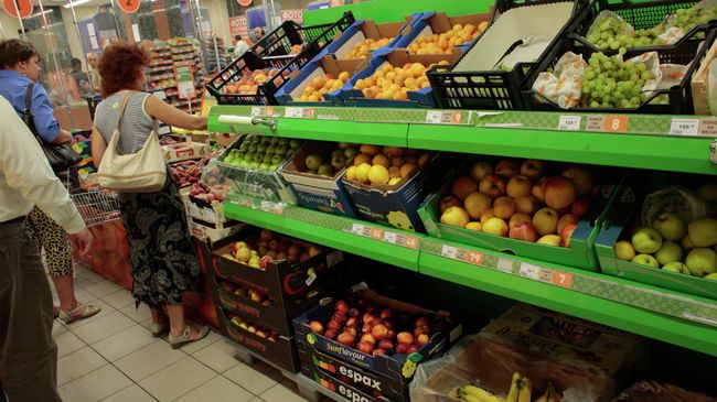 Прилавок с овощами и фруктами в одном из супермаркетов Москвы. Архивное фото.