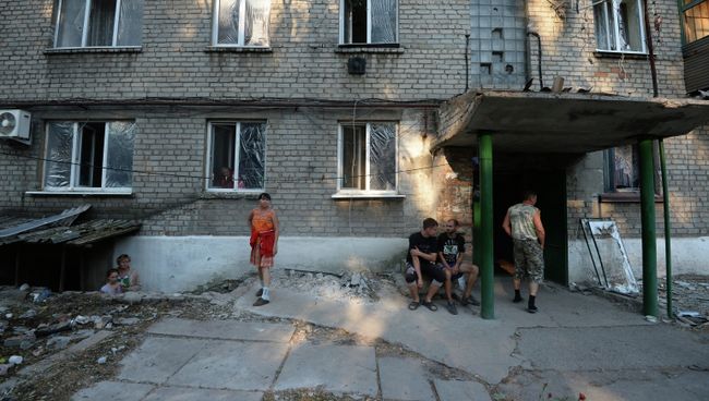 Жители Иловайска во дворе разрушенного в результате обстрела украинской армией жилого дома. Архивное фото