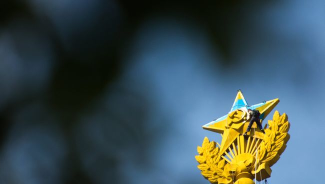 Неизвестные выкрасили шпиль высотки на Котельнической набережной в цвета украинского флага. Архивное фото