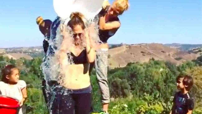 Певица и актриса Дженифер Лопес принимает участие в флешмобе  Ice Bucket Challenge