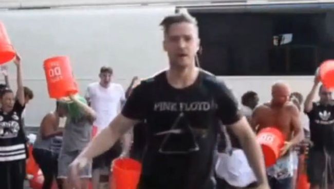 Певец и актер Джастин Тимберлейк принимает участие в флешмобе Ice Bucket Challenge Певец и актер Джастин Тимберлейк принимает участие в флешмобе Ice Bucket Challenge