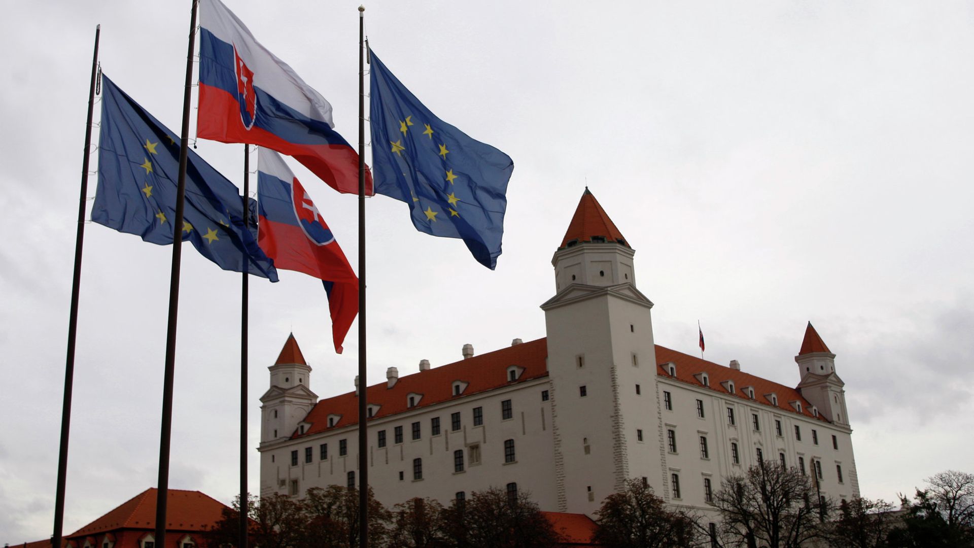 Флаги Словакии и Евросоюза перед зданием парламента в Братиславе - РИА Новости, 1920, 07.07.2023