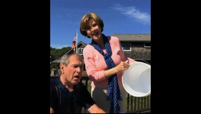 Бывший президент США Джордж Буш принимает участие в акции Ice Bucket Challenge Бывший президент США Джордж Буш принимает участие в акции Ice Bucket Challenge