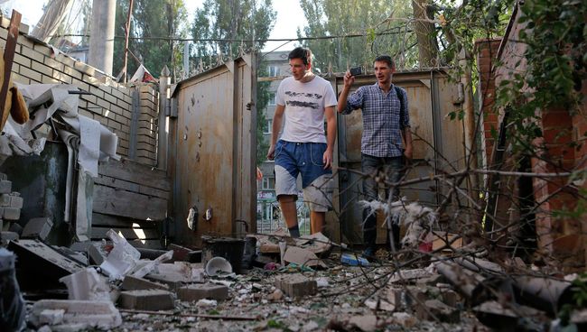 Жители Донецка во дворе жилого дома после обстрела Жители Донецка во дворе жилого дома после обстрела
