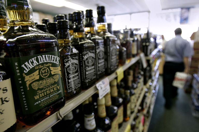 Бутылки с виски Jack Daniels в магазине Бутылки с виски Jack Daniels в магазине