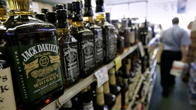 Бутылки с виски Jack Daniels в магазине. Архивное фото
