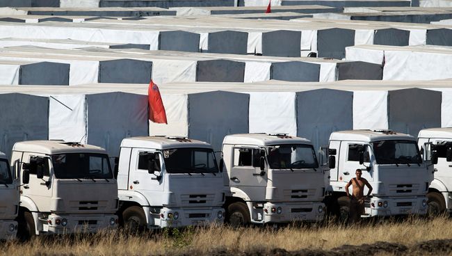 Грузовики гуманитарного конвоя. Архивное фото Грузовики гуманитарного конвоя. Архивное фото