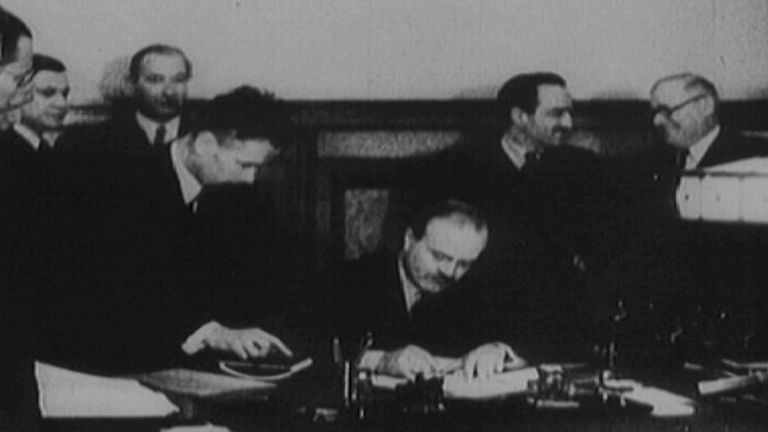 Пакт Молотова-Риббентропа и II мировая война. Кадры из архива Пакт Молотова-Риббентропа и II мировая война. Кадры из архива