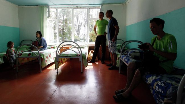 Беженцы из Украины в комнате жилого корпуса детского лагеря в Ставропольском крае Беженцы из Украины в комнате жилого корпуса детского лагеря в Ставропольском крае