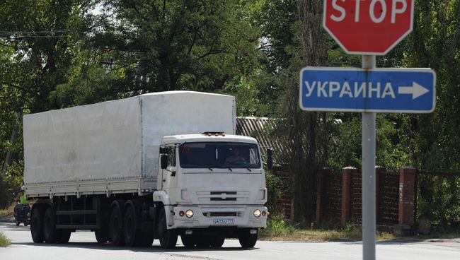 Автомобиль КамАЗ с гуманитарной помощью для жителей юго-востока Украины на КПП Донецк Автомобиль КамАЗ с гуманитарной помощью для жителей юго-востока Украины на КПП Донецк