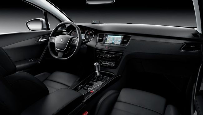 Салон автомобиля Peugeot 508. Архивное фото