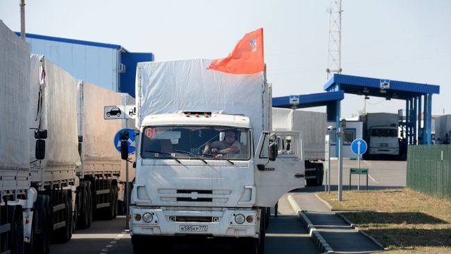 Машины из состава гуманитарного конвоя РФ на российско-украинской границе, архивное фото Машины из состава гуманитарного конвоя РФ на российско-украинской границе, архивное фото