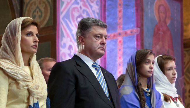 Президент Украины Петр Порошенко с супругой Мариной и дочерьми. Архивное фото Президент Украины Петр Порошенко с супругой Мариной и дочерьми. Архивное фото