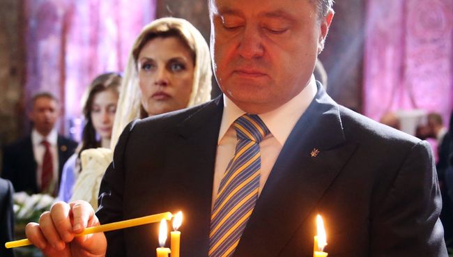 Президент Украины Петр Порошенко с супругой Мариной во время молитвы за Украину Президент Украины Петр Порошенко с супругой Мариной во время молитвы за Украину