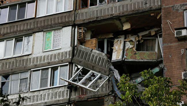 Разрушенный дом после обстрела в городе Донецке Разрушенный дом после обстрела в городе Донецке