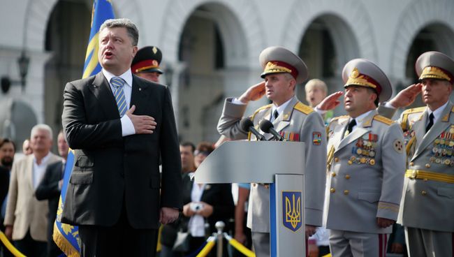 Президент Украины Петр Порошенко во время парада в честь Дня Независимости 24 августа 2014 г Президент Украины Петр Порошенко во время парада в честь Дня Независимости 24 августа 2014 г