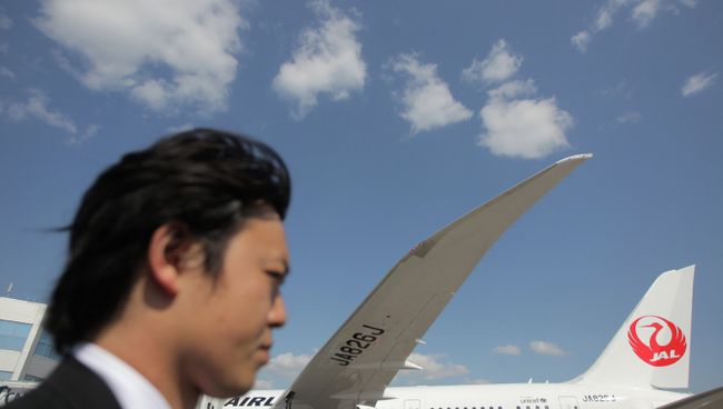 Пассажирский самолет японской авиакомпании Japan Airlines в аэропорту Домодедово. Архивное фото