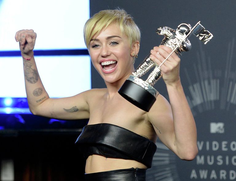 Американская актриса и певица Майли Сайрус на церемонии вручения премии MTV Video Music Awards 2014 Американская актриса и певица Майли Сайрус на церемонии вручения премии MTV Video Music Awards 2014