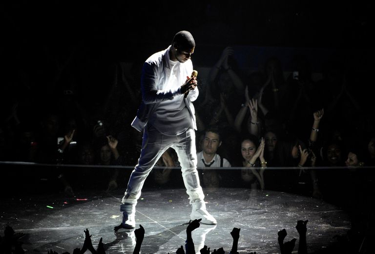 Американский певец Ашер выступает на церемонии вручения премии MTV Video Music Awards 2014 Американский певец Ашер выступает на церемонии вручения премии MTV Video Music Awards 2014