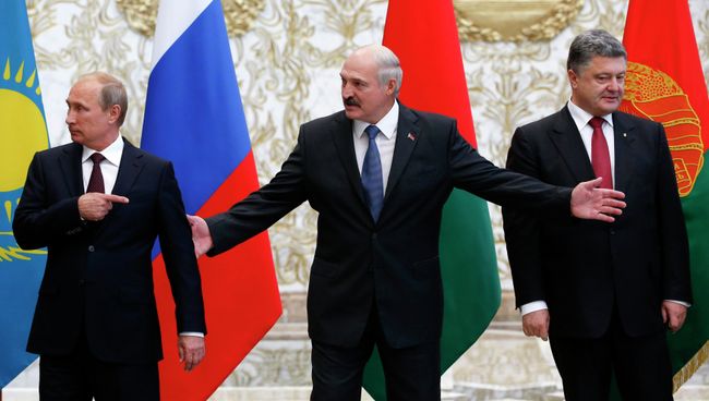 Владимир Путин, Александр Лукашенко и Петр Порошенко на встрече в Минске. Архивное фото