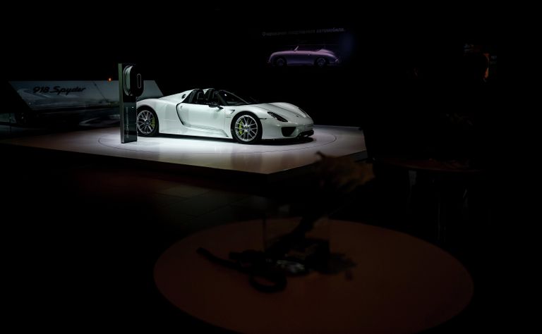 Автомобиль Porsche 918 Spyder на Московском международном автосалоне Автомобиль Porsche 918 Spyder на Московском международном автосалоне