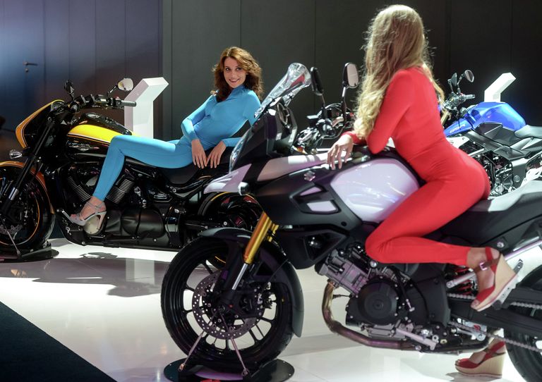 Девушки на мотоциклах на стенде Suzuki на Московском автосалоне 2014 Девушки на мотоциклах на стенде Suzuki на Московском автосалоне 2014