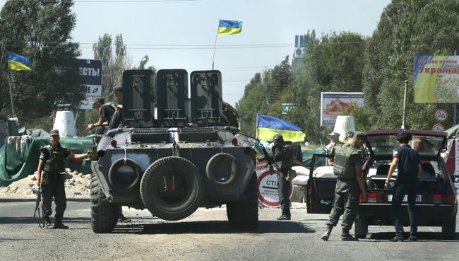 Украинские силовики на блокпосту в Мариуполе. Архивное фото.