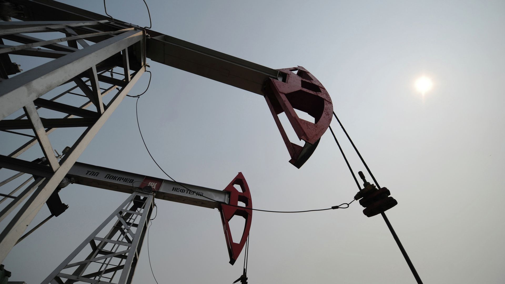 Нефтяной станок-качалка на месторождении нефти Нефтяной станок-качалка на месторождении нефти - РИА Новости, 1920, 19.01.2026