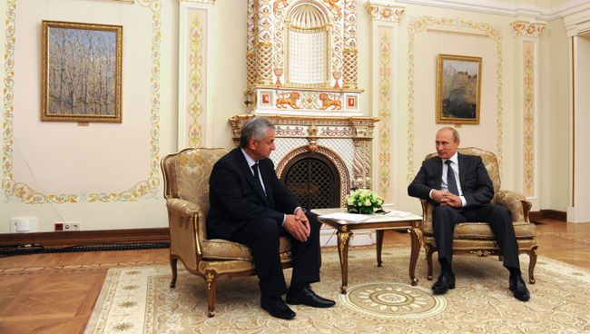 Владимир Путин и Рауль Хаджимба, архивное фото Владимир Путин и Рауль Хаджимба, архивное фото