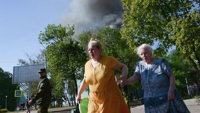 Жители Донецка во время обстрела города Жители Донецка во время обстрела города