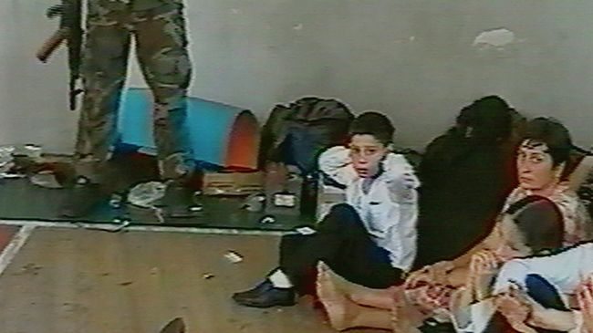 Заложники в школе в Беслане 1 сентября 2004 года Заложники в школе в Беслане 1 сентября 2004 года