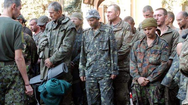 Пленные украинские военные, вывезенные из окружения под Иловайском